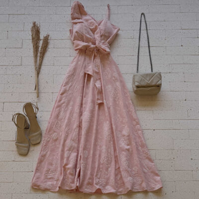 VESTIDO LONGO BORDADO LAÇO NO OMBRO E AMARRAÇÃO FIXA ROSA CLARO