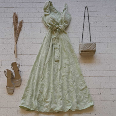 VESTIDO LONGO BORDADO LAÇO NO OMBRO E AMARRAÇÃO FIXA VERDE CLARO