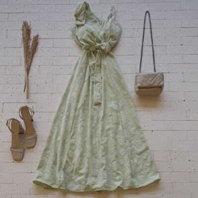 VESTIDO LONGO BORDADO LAÇO NO OMBRO E AMARRAÇÃO FIXA VERDE CLARO