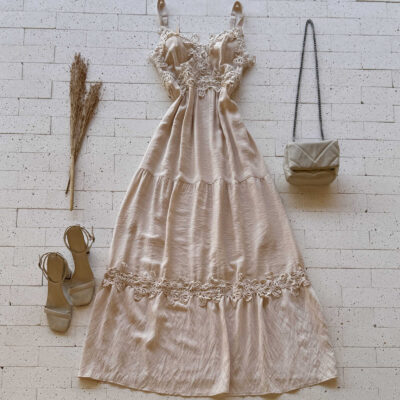 VESTIDO LONGO GOLA V CAMADAS E GRIPIER DETALHADO BEGE