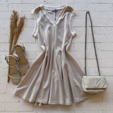 VESTIDO MINI RODADO COM GOLA V LISTRADA BEGE