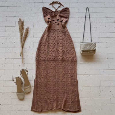 VESTIDO TRICO LONGUETE COM FENDA E DETALHE NA CINTURA NUDE