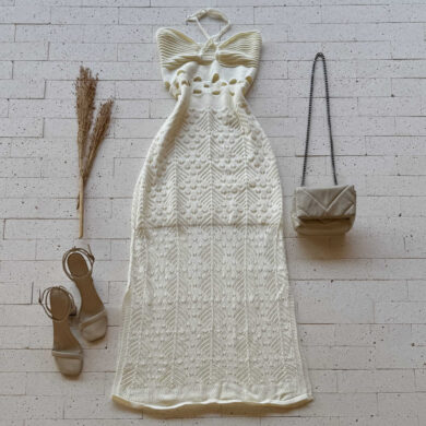 VESTIDO TRICO LONGUETE COM FENDA E DETALHE NA CINTURA OFF