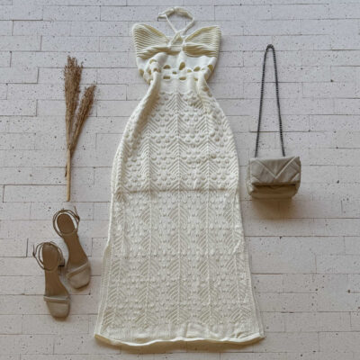 VESTIDO TRICO LONGUETE COM FENDA E DETALHE NA CINTURA OFF