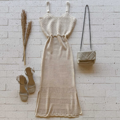 VESTIDO TRICO MIDI BUSTO FURINHOS E FENDA CREME