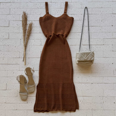 VESTIDO TRICO MIDI BUSTO FURINHOS E FENDA MARROM