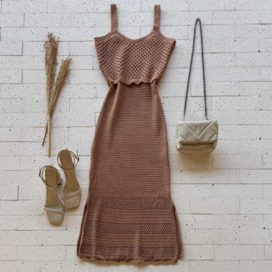 VESTIDO TRICO MIDI BUSTO FURINHOS E FENDA NUDE