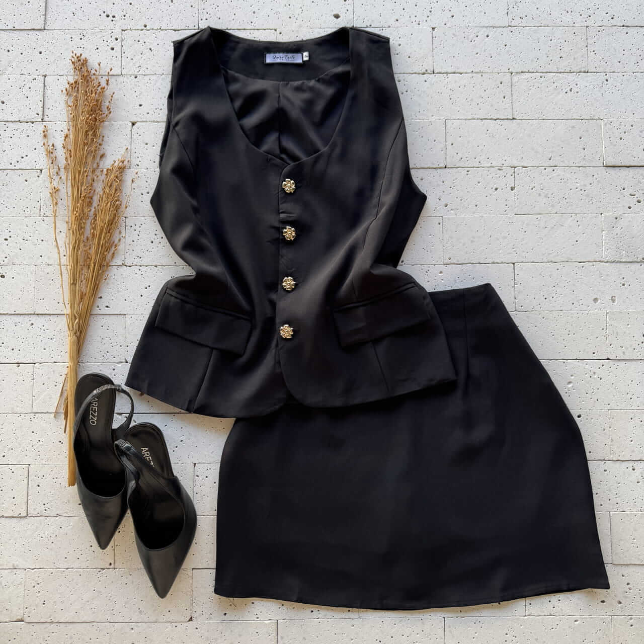 Dondoca_com_br Conjunto Forrado Blusa Detalhe Botoes E Short Saia Preto Dondoca_com_br Conjunto Forrado Blusa Detalhe Botoes E Short Saia Preto