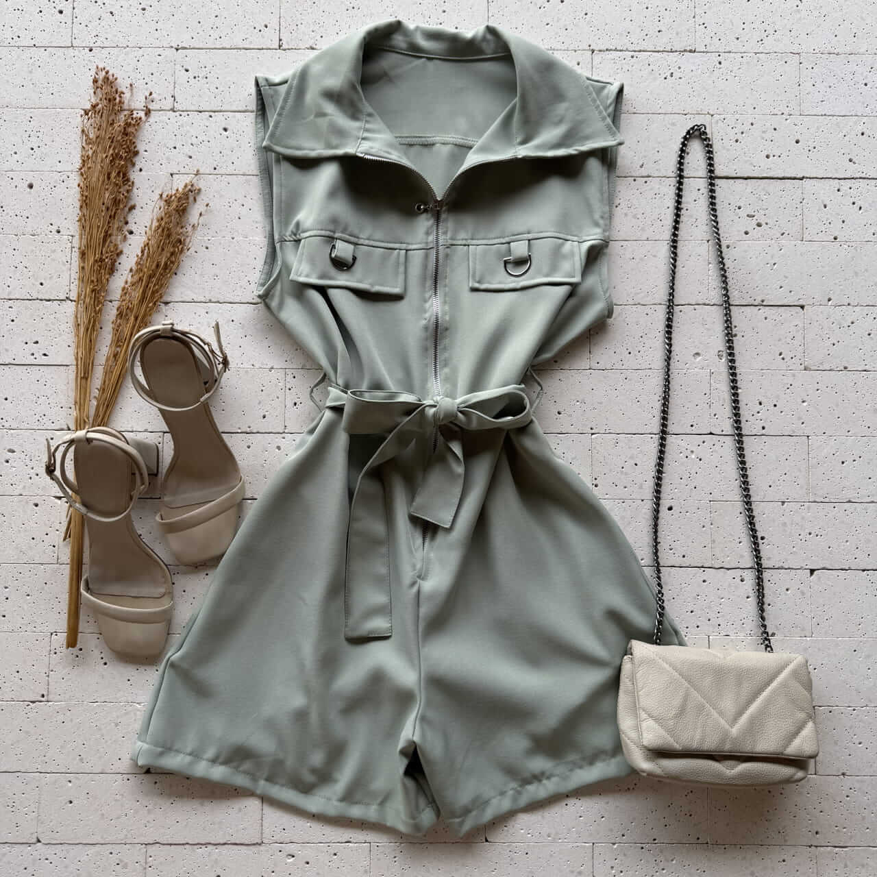 Dondoca_com_br Macaquinho Detalhe Ziper E Cinto Faixa Verde Dondoca_com_br Macaquinho Detalhe Ziper E Cinto Faixa Verde