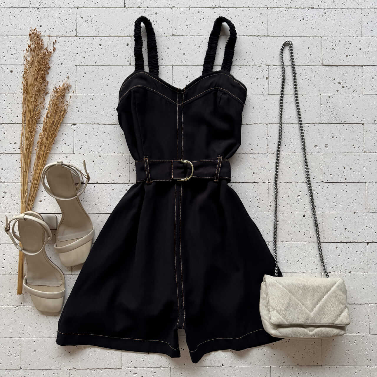 Dondoca_com_br Macaquinho Marrant Alca Drapeada E Cinto Preto Dondoca_com_br Macaquinho Marrant Alca Drapeada E Cinto Preto