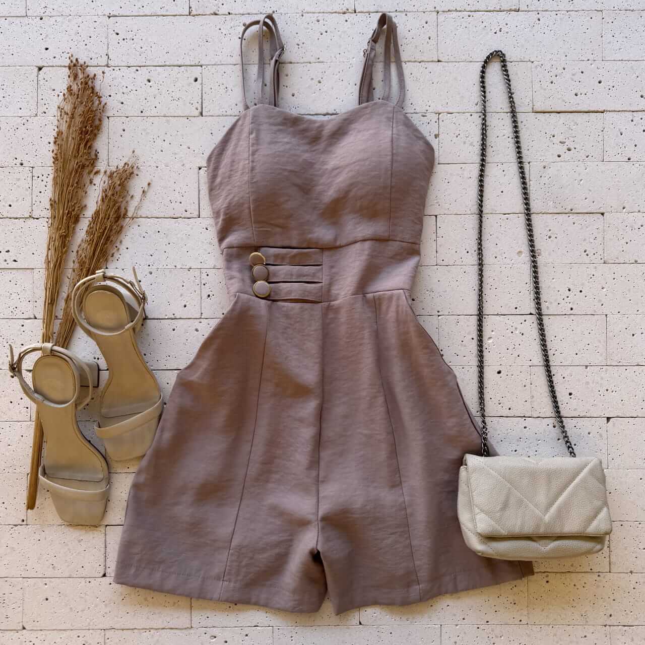 Dondoca_com_br Macaquinho Marrant Detalhe Botoes Na Cintura Bege Dondoca_com_br Macaquinho Marrant Detalhe Botoes Na Cintura Bege