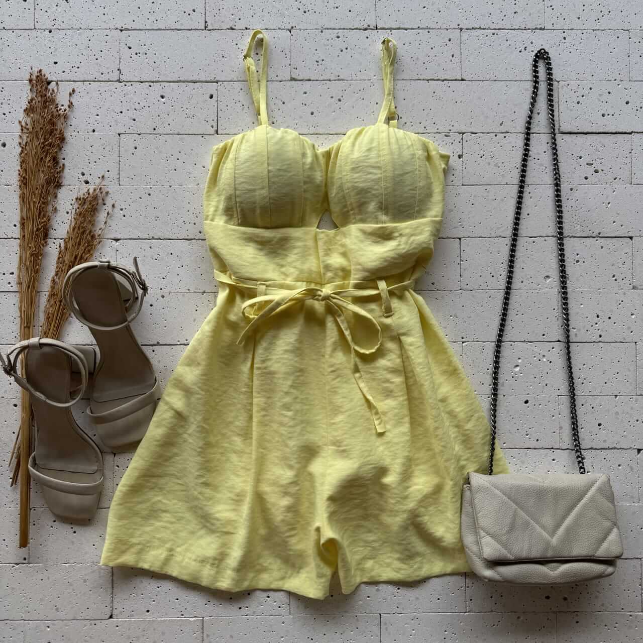 AMARELO