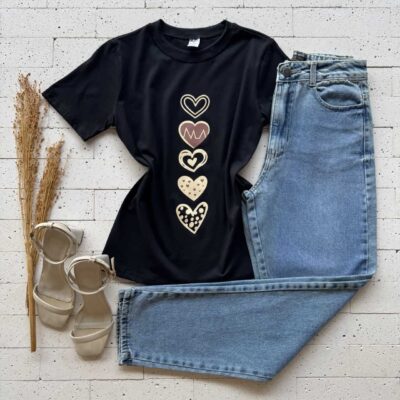 Dondoca_com_br T Shirt Algodao Estampa Coracoes Vertical Preta