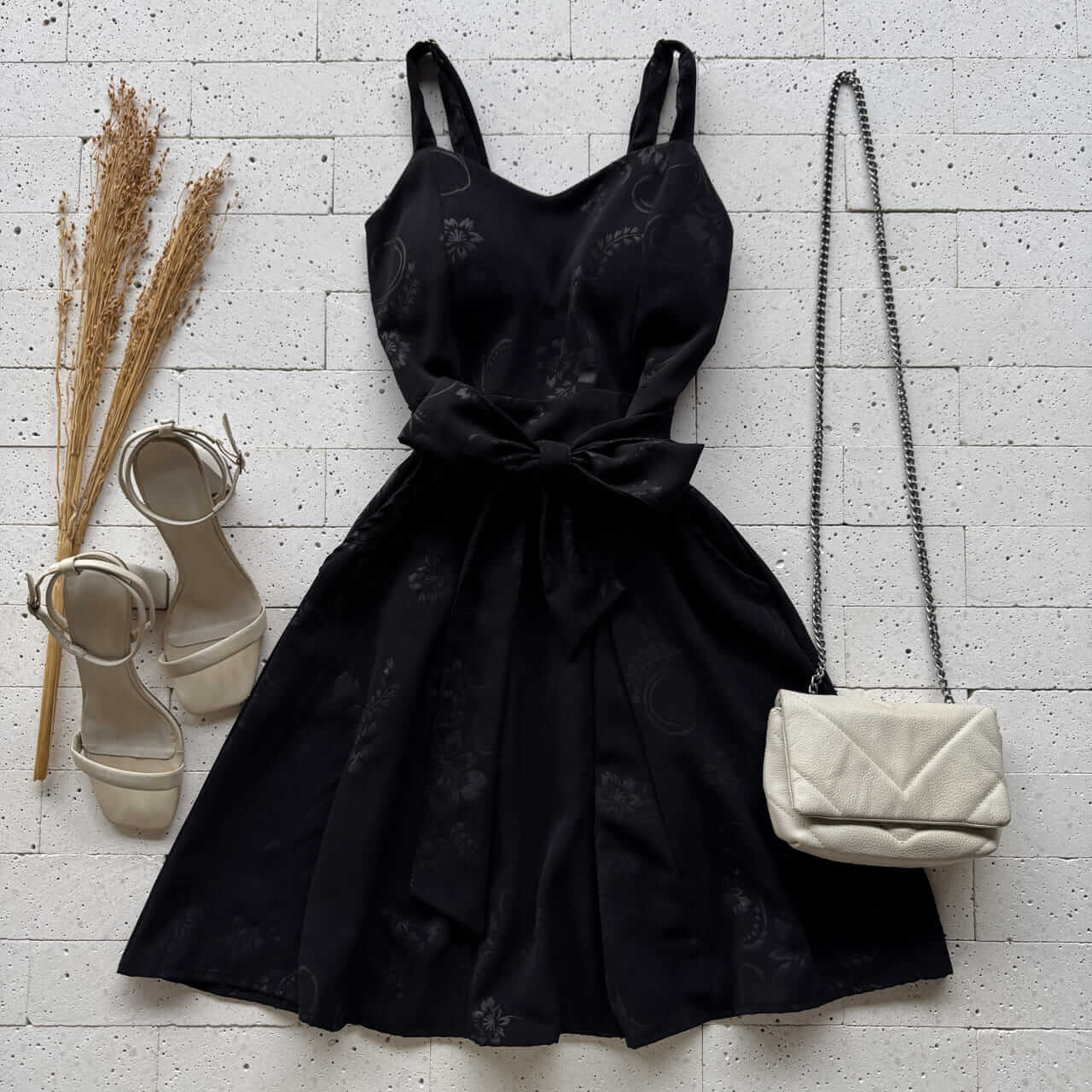 Dondoca_com_br Vestido Crepe Detalhado Alcinha E Cinto Faixa Preto Dondoca_com_br Vestido Crepe Detalhado Alcinha E Cinto Faixa Preto