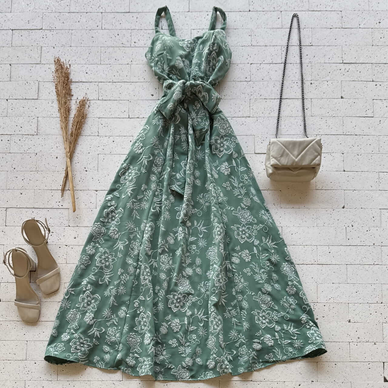 Dondoca_com_br Vestido Longo Bordado Alcinha E Amarracao Fixa Verde 2 Dondoca_com_br Vestido Longo Bordado Alcinha E Amarracao Fixa Verde 2