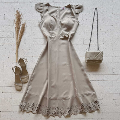 Dondoca_com_br Vestido Midi Decote Princesa E Barra Detalhada Bege