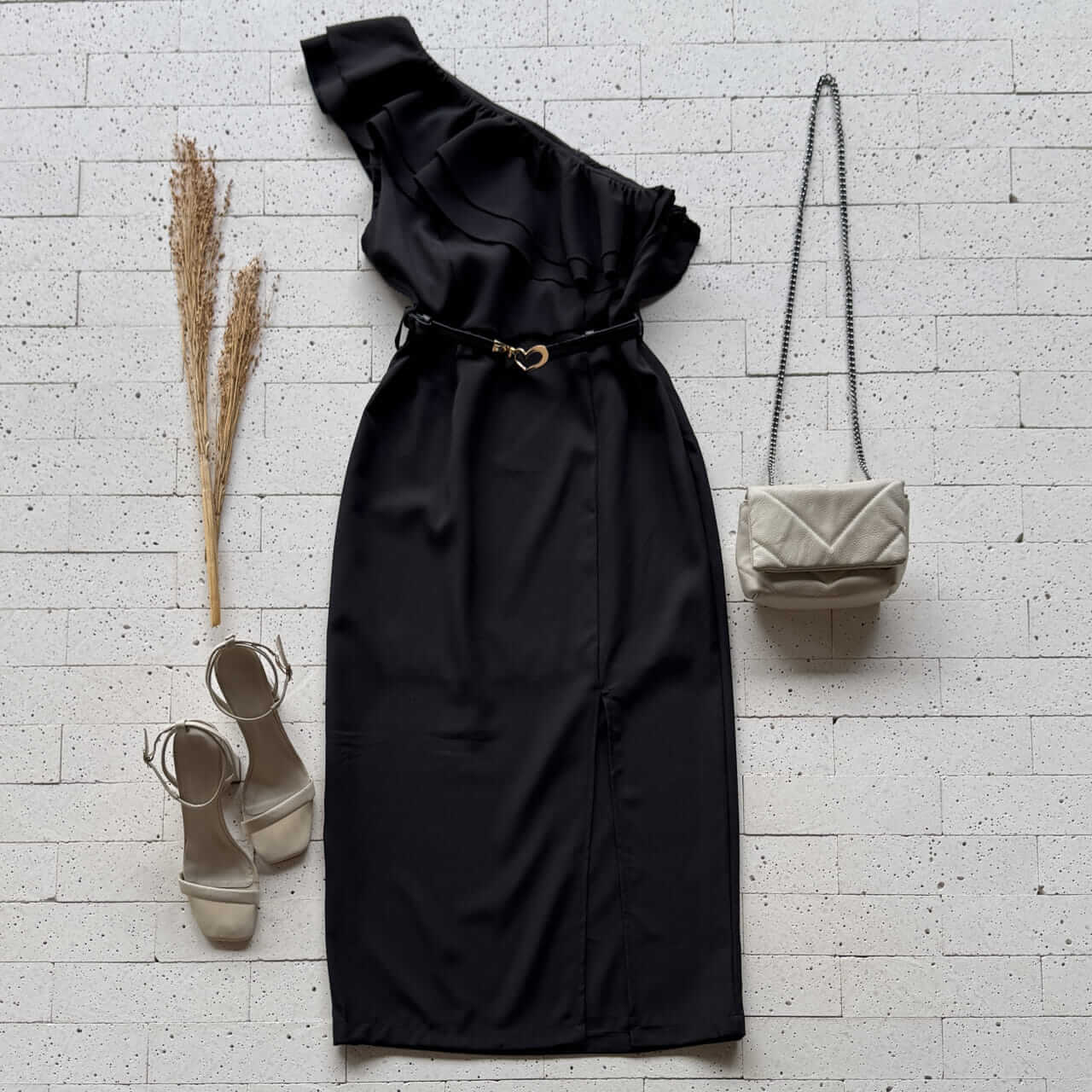 Dondoca_com_br Vestido Midi Forrado Um Ombro So Babados E Fenda Preto Dondoca_com_br Vestido Midi Forrado Um Ombro So Babados E Fenda Preto