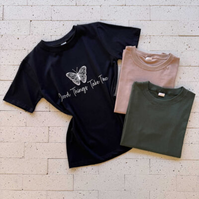 Dondoca_com_br Kit Camiseta Feminina Premium 3 Pecas Nude Verde Oliva E Estampa Borboleta Preta