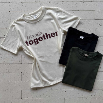 Dondoca_com_br Kit Camiseta Feminina Premium 3 Pecas Preta Off E Estampa Lets Coffee Together Off