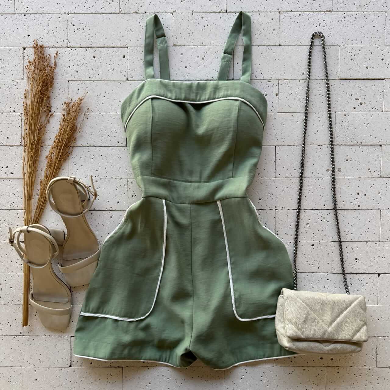 Dondoca_com_br Macaquinho Marrant Detalhe Bicolor Verde Oliva Dondoca_com_br Macaquinho Marrant Detalhe Bicolor Verde Oliva