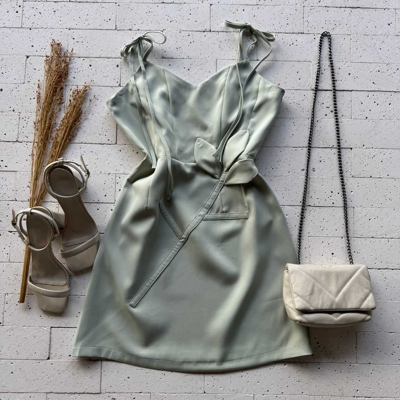 Dondoca_com_br Vestido Alfaiataria Alca Lacinho E Aplique Flor Verde Dondoca_com_br Vestido Alfaiataria Alca Lacinho E Aplique Flor Verde