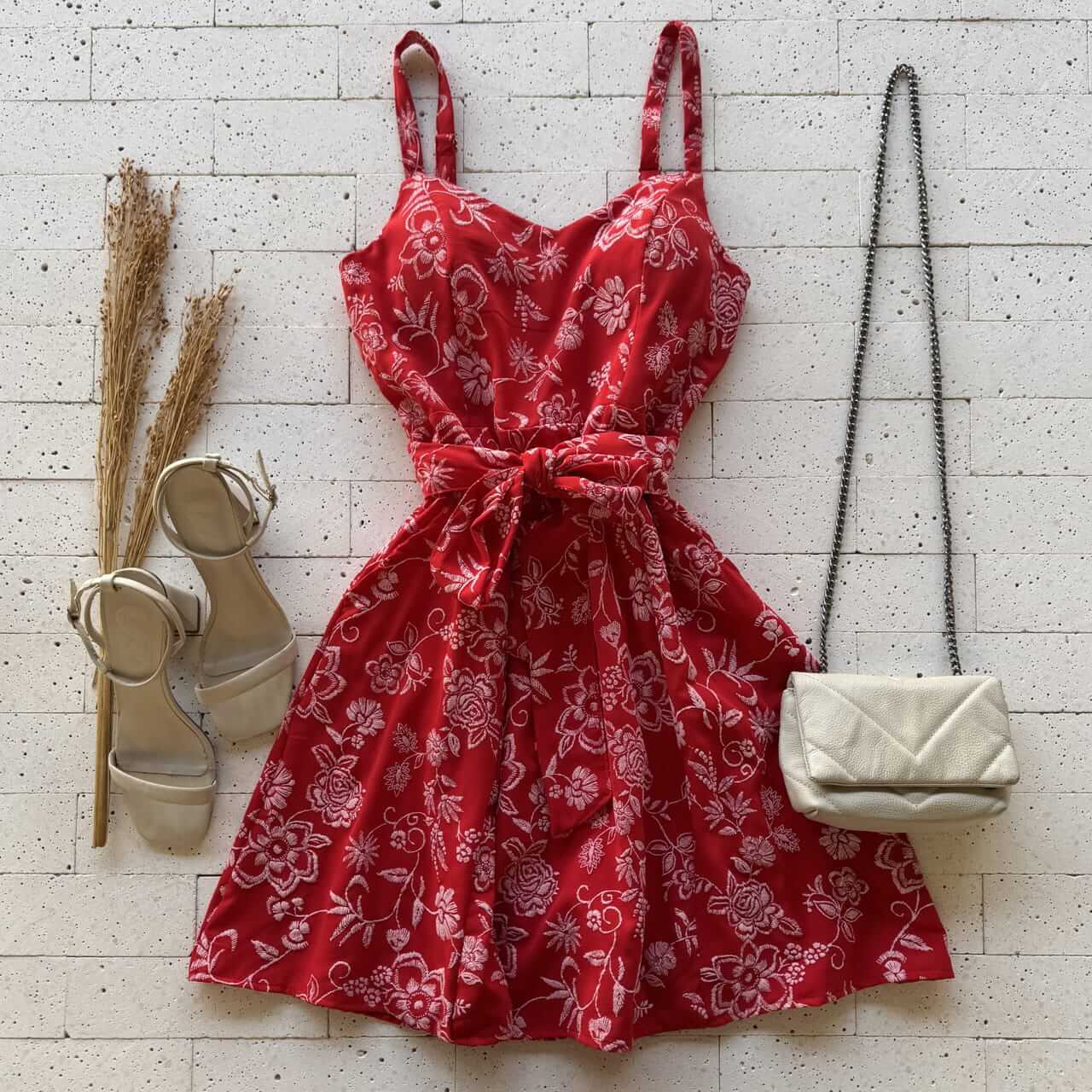 Dondoca_com_br Vestido Bordado Alcinha E Amarracao Fixa Vermelho