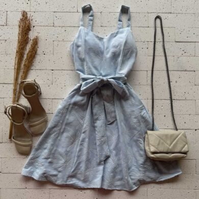 Dondoca_com_br Vestido Crepe Bordado Alcinha E Cinto Faixa Azul Claro