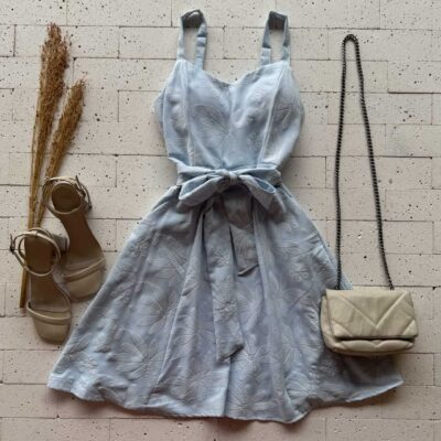 Dondoca_com_br Vestido Crepe Bordado Alcinha E Cinto Faixa Azul Claro