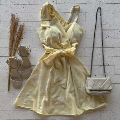 Dondoca_com_br Vestido Crepe Bordado Laco No Ombro E Amarracao Fixa Amarelo