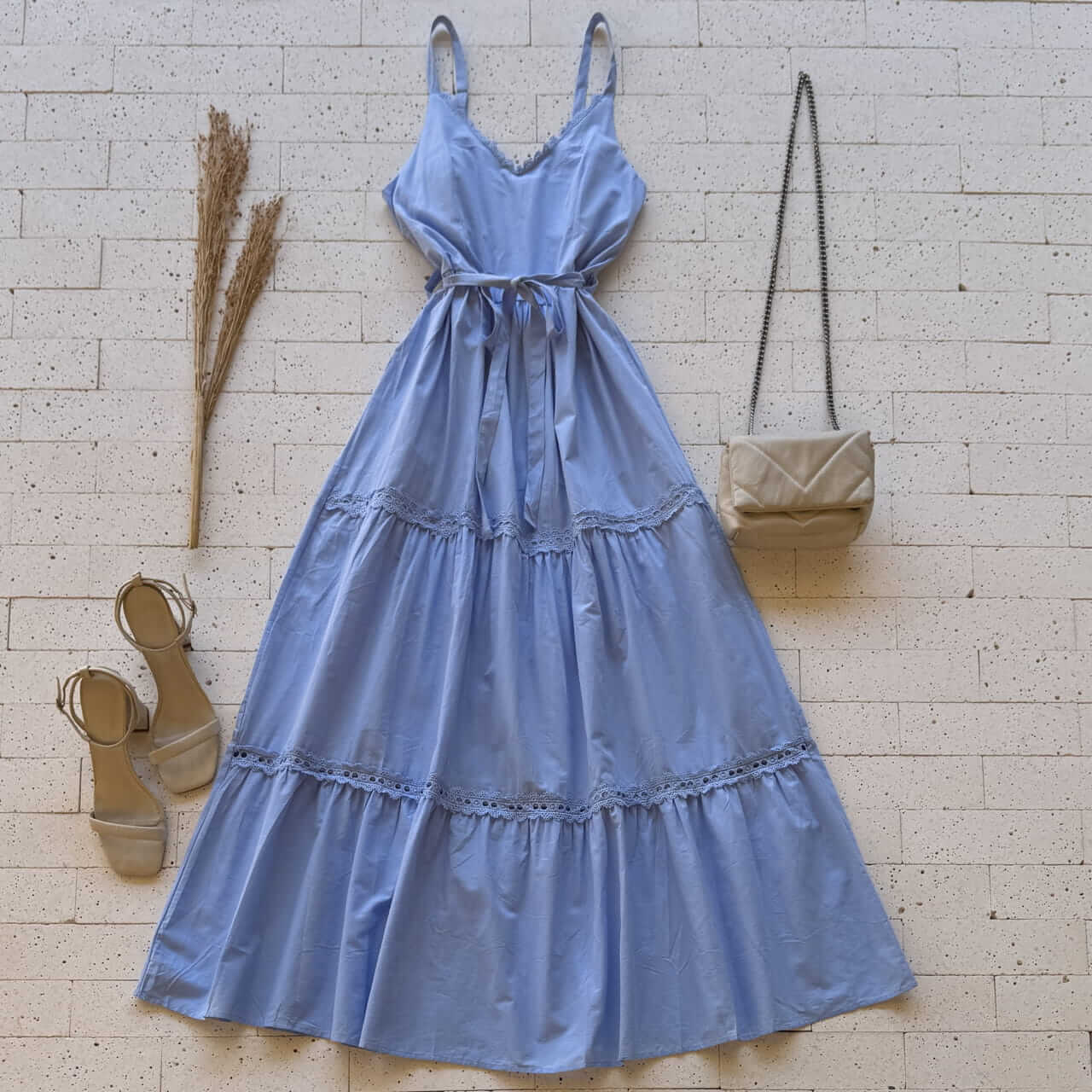 Dondoca_com_br Vestido Midi Decote E Camadas Em Gripier Com Cinto Faixa Azul Dondoca_com_br Vestido Midi Decote E Camadas Em Gripier Com Cinto Faixa Azul