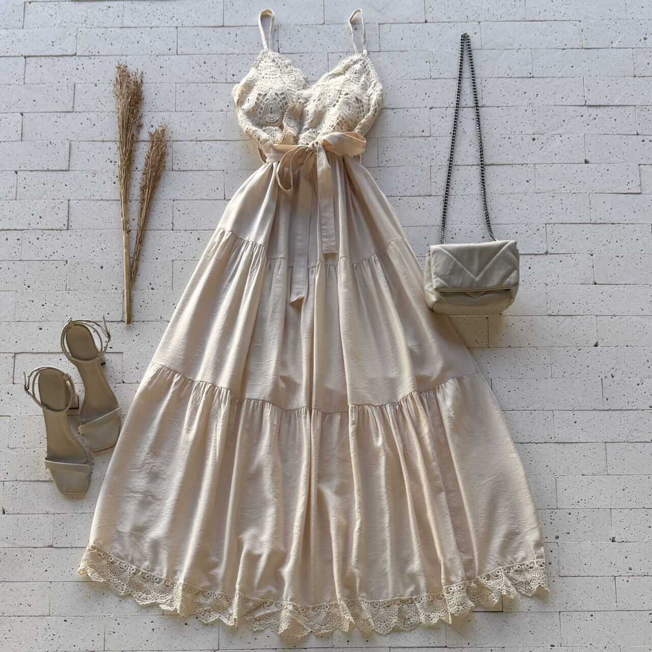 Dondoca_com_br Vestido Midi Detalhado Em Gripier Com Cinto Faixa Bege Dondoca_com_br Vestido Midi Detalhado Em Gripier Com Cinto Faixa Bege