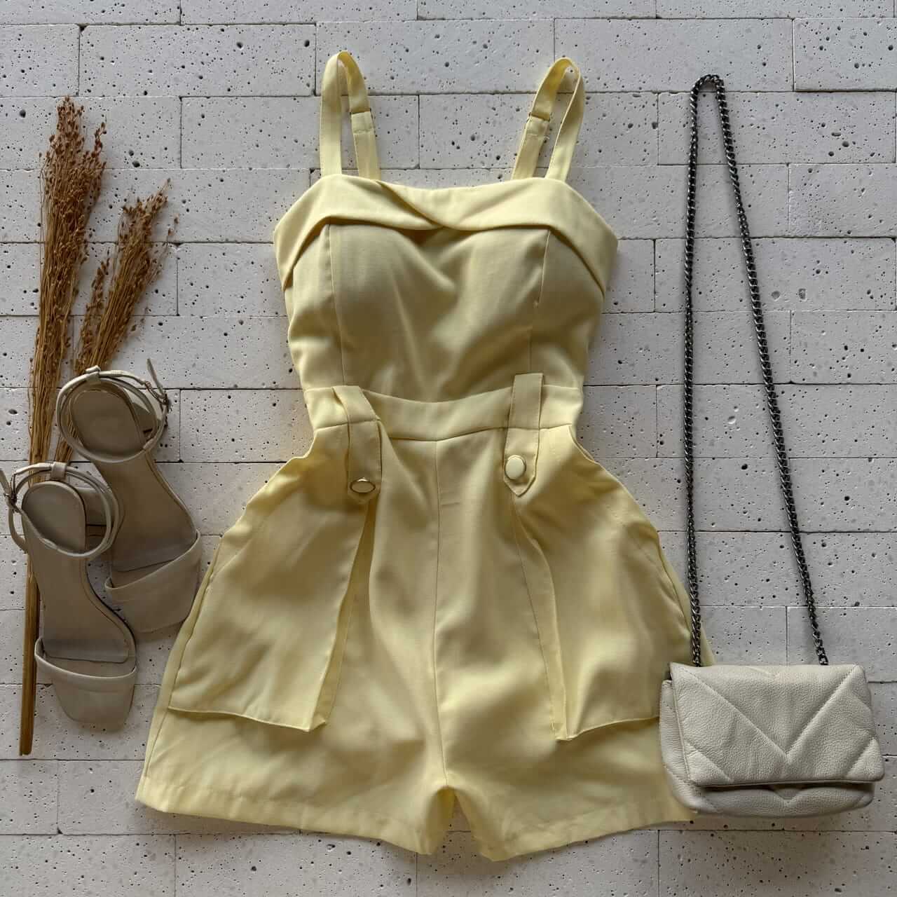 Dondoca_com_br Macaquinho Marrant Detalhe Bolsos E Botao No Passante Amarelo Dondoca_com_br Macaquinho Marrant Detalhe Bolsos E Botao No Passante Amarelo