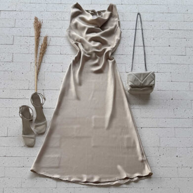 Dondoca_com_br Vestido Longuete Acetinado Detalhe Decote Bege