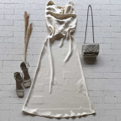 Dondoca_com_br Vestido Longuete Acetinado Detalhe Decote Off