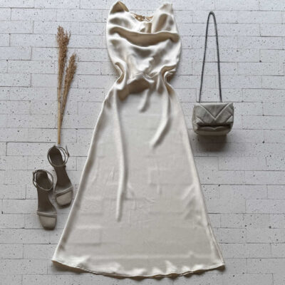 Dondoca_com_br Vestido Longuete Acetinado Detalhe Decote Off