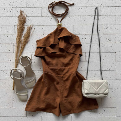 Dondoca_com_br Macaquinho Feminino Com Babado No Busto E Argola Dourada Marrom