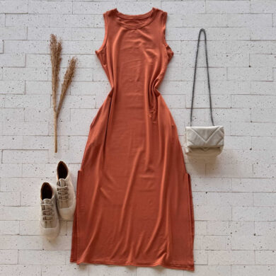 Dondoca_com_br Vestido Regata Midi Moletinho Com Bolsos E Fendas Telha