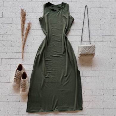 Dondoca_com_br Vestido Regata Midi Moletinho Com Bolsos E Fendas Verde Oliva