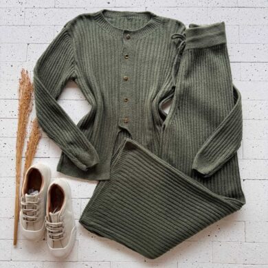 Dondoca_com_br Conjunto Trico Mousse Blusa Detalhe Recorte E Pantalona Verde Oliva