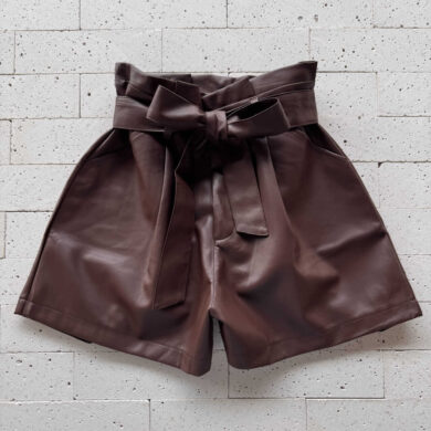 Dondoca_com_br Short De Couro Fake Cos Alto Com Cinto Amarracao Cafe