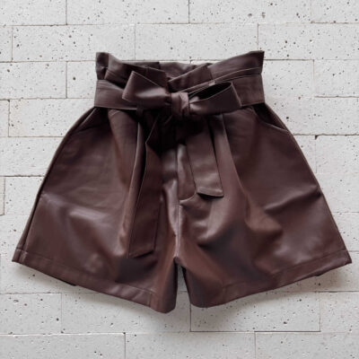 Dondoca_com_br Short De Couro Fake Cos Alto Com Cinto Amarracao Cafe