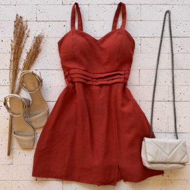 Dondoca_com_br Vestido Curto Com Short Embutido Detalhe Pregas E Botoes Carmim