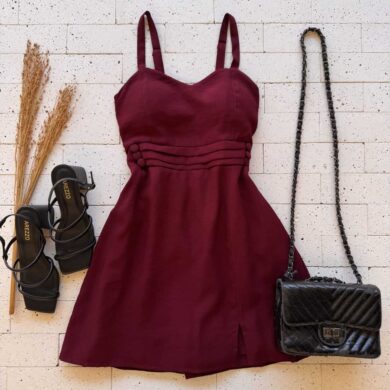 Dondoca_com_br Vestido Curto Com Short Embutido Detalhe Pregas E Botoes Vinho