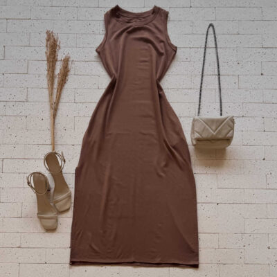 Dondoca_com_br Vestido Regata Midi Moletinho Com Bolsos E Fendas Marrom