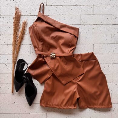 Dondoca_com_br Conjunto De Couro Sintetico Blusa Com Fivela E Short Caramelo