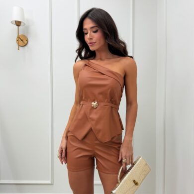 Dondoca_com_br Conjunto De Couro Sintetico Blusa Com Fivela E Short Caramelo