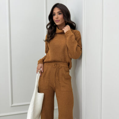 Dondoca_com_br Conjunto Trico Mousse Gola Boba E Pantalona Caramelo