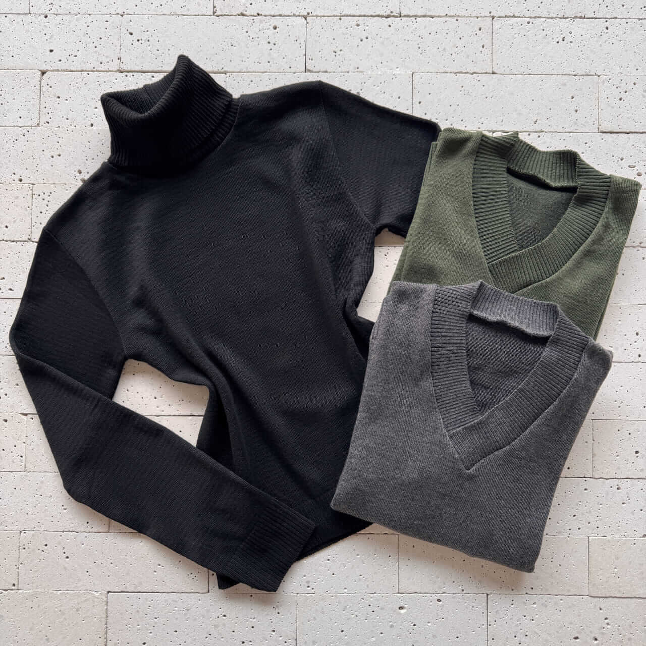 Dondoca_com_br Kit 3 Blusas De Trico Essenciais Preta Grafite E Verde Oliva Dondoca_com_br Kit 3 Blusas De Trico Essenciais Preta Grafite E Verde Oliva