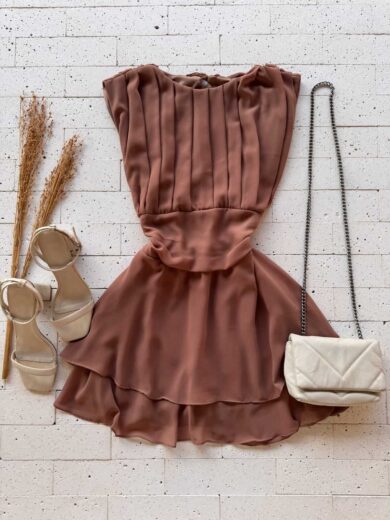 Dondoca_com_br Vestido Curto Com Short Embutido Chifon Detalhe Pregas Marrom