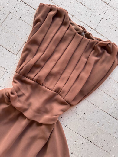 Dondoca_com_br Vestido Curto Com Short Embutido Chifon Detalhe Pregas Marrom